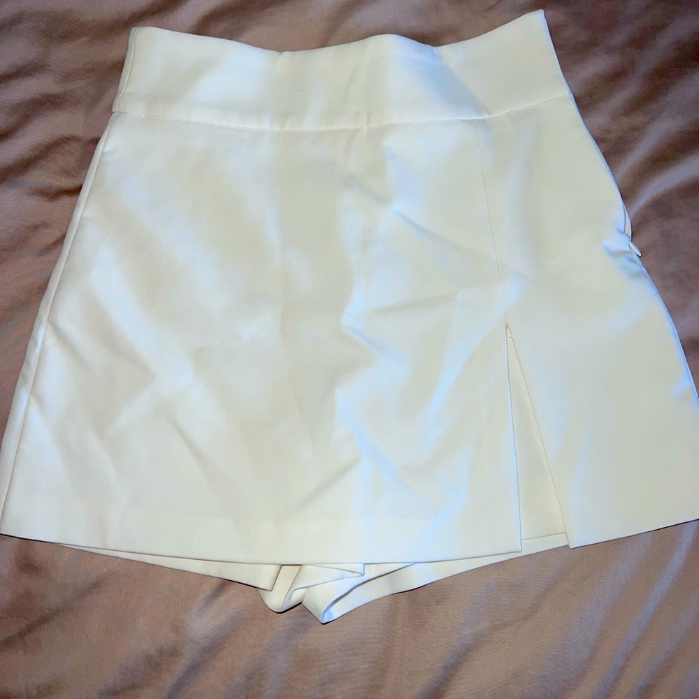 Selling this xsmall white Zara skirt.